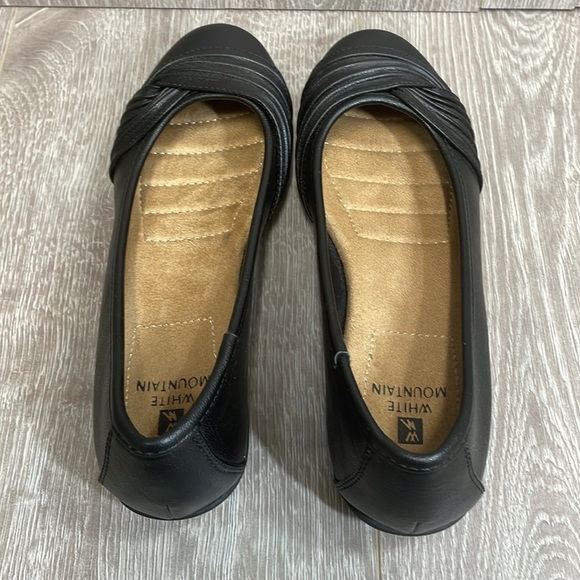 NWOT White Mountain Sable Faux Leather Gathered Ballet Flats 7 - Picture 3 of 14